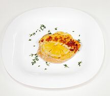 Филе куриное с ананасом под сырной шапочкой