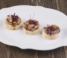 Брускетты с куриным паштетом и грушей