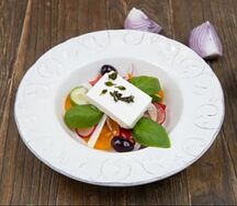 Свежие овощи и сыр фета