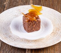 Тыквенный кейк в шоколаде с апельсиновыми цукатами и соленой карамелью