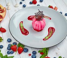 Сырное парфе с кули из земляники