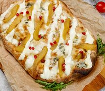 Римская пицца с грушей и сыром дорблю