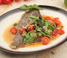 Камбала с овощами