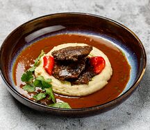 Томленые говяжьи щечки с картофельным пюре