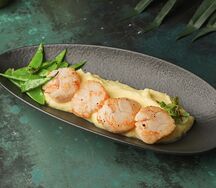 Гребешки с картофельным пюре и зеленым горошком