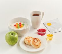 Завтрак с рисовой кашей, сырниками, фруктом и дрип-пакетом
