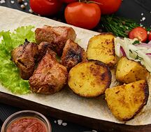Бизнес-ланч со cвинoй шейкой и картофелем