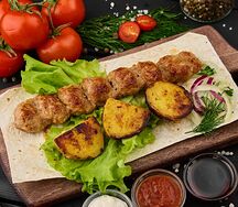 Бизнес-ланч с люля-кебабом из свинины с картофелем