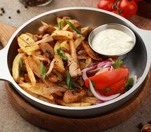 Жареный картофель с курицей и грибами