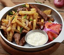 Жареный картофель со свининой и грибами