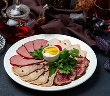 Домашняя мясная тарелка