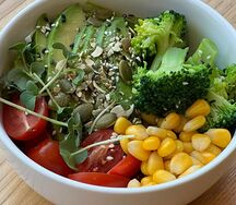 Боул с киноа, авокадо и брокколи