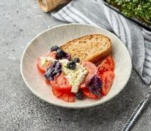 Салат из томатов со страчателлой