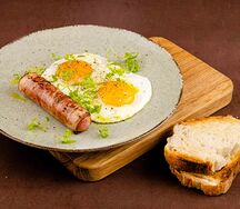 Глазунья с сосиской