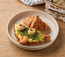 Круассан с креветками, скрэмблом и авокадо