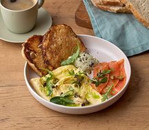 Омлет из 3 яиц с копчёной форелью