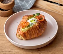 Круассан с копчёной форелью