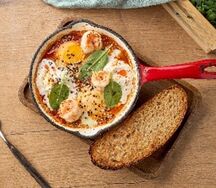 Шакшука со страчателлой и креветками