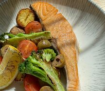 Стейк лосося с овощами