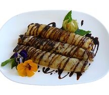 Блинчики с орехово-шоколадной пастой и кусочками ананаса