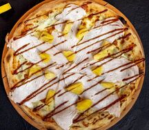 Пицца с курицей и ананасом