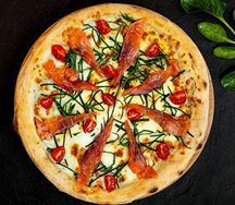 Пицца с лососем и мягким сыром 