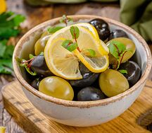 Маслины и оливки