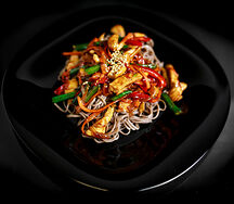 Wok с курицей, лапшой и овощами