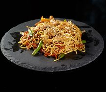 Wok со свининой, лапшой и овощами
