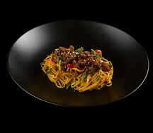 Wok с говядиной, лапшой и овощами
