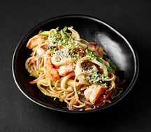 Wok с креветками, лапшой и овощами
