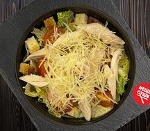 Салат Цезарь с курицей