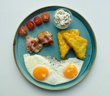 Американский завтрак: хашбраун, глазунья с беконом и соусом тартар