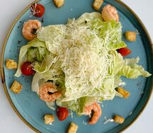 Салат цезарь с креветками