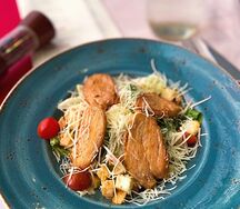 Салат Цезарь с куриной грудкой