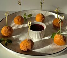 Сырные шарики с клюквенным соусом