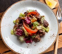 Салат с куриной печенью