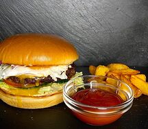 Бургер с говяжьей котлетой и яйцом