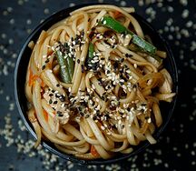 Удон с креветкой и курицей в сладком соусе чили