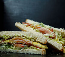 Сэндвич с яйцом и беконом