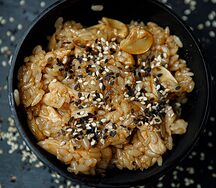 Рис с курицей и грибами под соусом унаги