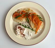 Блинчики с лососем и соусом Филадельфия
