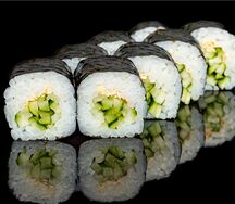 Классический ролл с огурцом и кунжутом