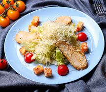 Салат Цезарь с курицей