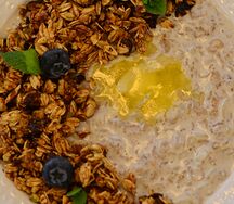Овсяная каша с ореховой гранолой и голубикой