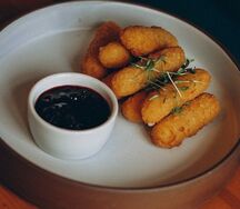 Сырные палочки и соус из смородины