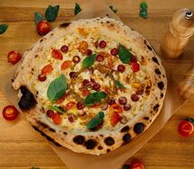 Неаполитанская пицца курица с охотничьими колбасками и соусом песто