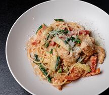 Паста с курицей и овощами в соусе cream tomat