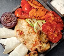 Стейк из филе курицы с овощами гриль