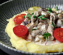 Свинина по-строгановски с картофельным пюре